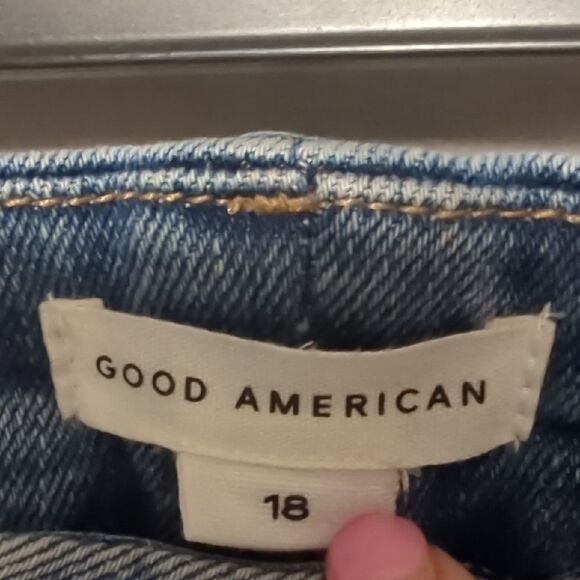 Good American Blue Ankle Cropped Distressed Jeans - Picture 2 of 7